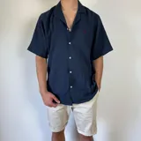 Camisa azul marino de muselina con manga corta y corte oversize.