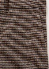 Pantalón de vestir color gris con diseño de espiga, tiro medio, corte recto y bolsillos laterales.