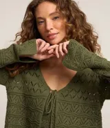Saco corto color verde militar, confeccionado en tejido de punto con mix de puntos y lazo delantero.