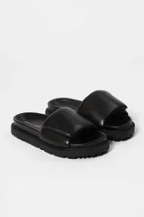 Sandalias negras con plataforma y tira ancha acolchada sobre el empeine.