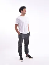 Pantalón jogger gris oscuro con cintura elástica ajustable con cordón y puños elásticos en los tobillos.