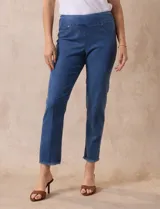 Jegging blanco de tencel con pretina ancha elastizada, bolsillos delanteros simulados, bolsillos traseros aplicados y terminación desflecada en el ruedo.