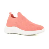 Zapatilla deportiva celeste de tela tejida con suela blanca.