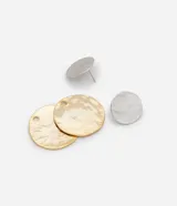 Par de caravanas medianas con forma de botón redondo, hechas de metal con efecto arrugado y detalle de círculos con baño mixto dorado y plateado. Cierre con tornillo.