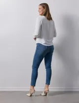 Blusa azul marino de gasa con escote en V y mangas largas con puño. Marca Sioni.