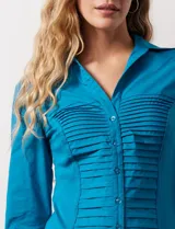 Camisa blanca de algodón marca Zac & Rachel, con cuello con solapa, abertura central con botones, delantera tableada y laterales elastizados.