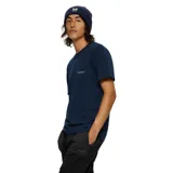 Remera azul marino de manga corta con bolsillo en el pecho y logo de la marca Merrell.