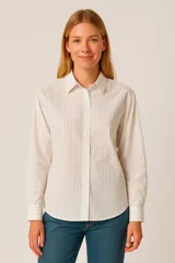Camisa blanca con finas rayas verticales grises, de corte clásico, con cuello camisero y mangas largas.