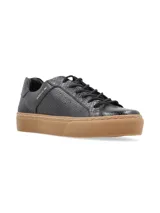 Sneaker de cuero vacuno con estampado de camuflaje y suela marrón.