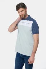 Remera polo de jersey con rayas horizontales en tonos de azul y blanco.