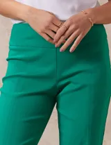 Pantalón verde esmeralda de gabardina elastizada marca Zac & Rachel, con pretina ancha con faja interna modeladora, largo de pierna con costura frontal pespunteada y trasera con bolsillos ojal simulados.