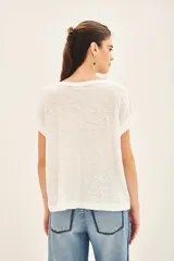 Remera celeste de algodón flameado, corte crop y moldería holgada.