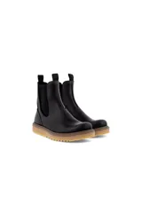 Botas de cuero negro con diseño tipo chelsea y suela de goma antideslizante.
