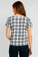 Remera de manga corta color celeste con estampado de flores en tonos grises y violetas, cuello redondo y corte clásico.