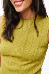 Musculosa verde lima con cuello alto y textura acanalada.