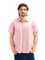 Camisa de manga corta color beige, confeccionada en 100% algodón, con cuello clásico, cierre frontal con botones y bolsillo en el pecho.