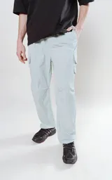 Pantalón cargo verde agua con cintura elastizada, cordón ajustable y botamangas ajustables con cordón elástico y tancas.