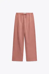 Pantalón de tiro alto color ladrillo, con cintura elástica ajustable, bolsillos delanteros y traseros. Corte ancho.