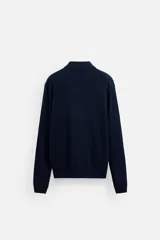 Polo de hombre color gris oscuro, de punto ligero tejido en hilatura con mezcla de seda y algodón. Tiene cuello solapa con cierre frontal de botonadura, manga larga y acabados en rib.