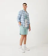 Camisa de franela celeste con estampado de cuadros blancos, corte regular, cuello camisero, mangas largas, abotonada frontal, bolsillo en el pecho y logo de la marca en etiqueta sobre el bolsillo.