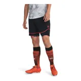 Short deportivo Under Armour Challenger Pro color rojo con paneles laterales negros y ribete negro en el ruedo.