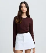 Cardigan de punto color bordó, con cuello redondo, mangas largas y cierre frontal con botones. Confeccionado en viscosa certificada, poliéster y poliamida.