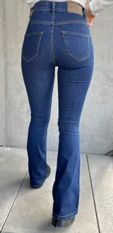 Pantalón de jean azul de corte acampanado.