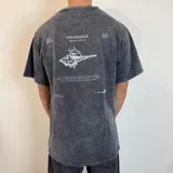 Remera gris con efecto lavado, corte oversize y estampado en la espalda con texto y dibujo de una caracola.