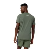 Remera de running verde oliva de manga corta, confeccionada en poliéster ligero con tecnología NB DRYx para controlar la humedad.