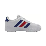 Zapatillas Adidas Breaknet 2.0 de cuero sintético blanco con detalles en azul y rojo. Inspiradas en el tenis, con suela plana y cierre con cordones.