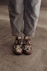 Zapatillas bajas de cuero color marrón con suela de goma color caramelo y cordones marrones.