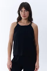 Musculosa negra con breteles finos dobles y escote redondo.