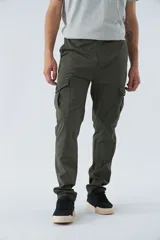 Pantalón cargo azul marino de corte slim, con cierre de botón y cremallera, trabillas para cinturón y bolsillos cargo con botón.