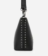 Bolso bucket pequeño de cuero sintético negro con correa de mano y asa larga desmontable. Decorado con spikes y detalles metálicos plateados.