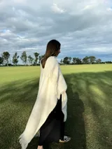 Zapatillas bajas con estampado animal print de vaca en blanco y negro, con cordones marrones y suela color caramelo.