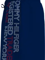 Short de baño azul marino con cintura elástica ajustable con cordón. Estampado vertical con el logo de Tommy Hilfiger en blanco y rojo en la pierna derecha.