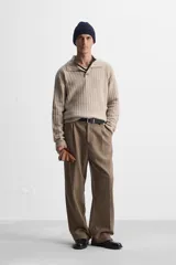 Pantalón de vestir marrón con estampado de cuadros, corte recto, tiro alto y pliegues en la cintura.