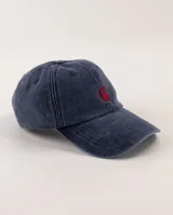 Gorra de béisbol azul marino con efecto lavado y logo bordado en rojo.