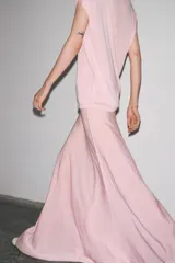 Falda midi de punto color rosa, con cintura elástica.
