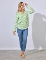 Remera de algodón a rayas horizontales rosas y blancas, con escote en V y botones.