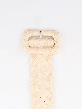 Cinto de rafia trenzada color beige, con hebilla cuadrada de metal plateado.