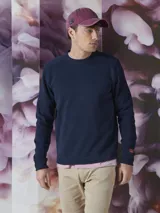 Fleece de color verde militar con diseño clásico, de manga larga y corte regular.