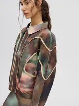 Campera rompevientos estilo biker con capucha desmontable, color celeste con estampado de nubes blancas y detalles en blanco.