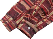 Campera de invierno verde a cuadros con capucha, cierre frontal y forro acolchado en cuerpo y mangas.