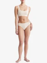 Bombacha Calvin Klein color beige, corte clásico, con logo CK en la cintura.