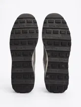 Zapatillas Tommy Jeans grises de corte bajo, con exterior de ante y malla, detalles distintivos de la marca, suela de goma dentada y cierre con cordones.