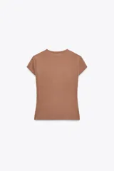 Camiseta marrón de algodón, de cuello redondo y manga corta.