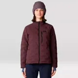 Campera color borgoña con cierre frontal, bolsillos laterales con cierre y logo de la marca en el pecho.