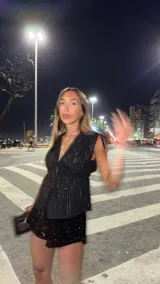 Short negro de lentejuelas con corte irregular y elástico en la cintura.