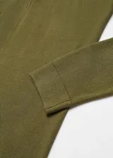 Cárdigan color beige de tejido de punto fino, diseño recto, cuello pico y manga larga.